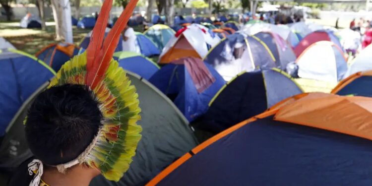 Milhares de indígenas acampam em Brasília pelo direito à terra