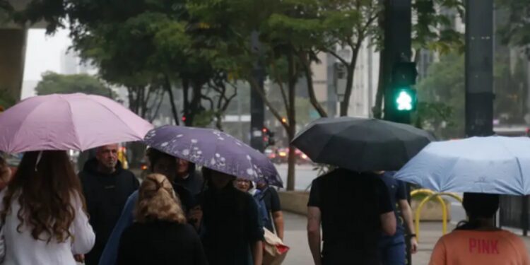 Salvador segue em alerta laranja por chuvas fortes até terça-feira