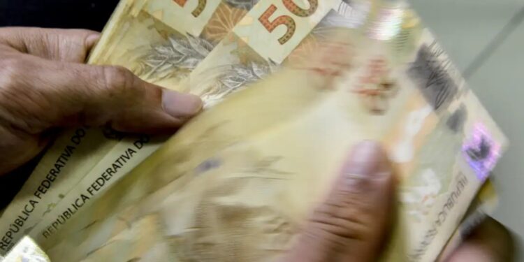 INSS começa a pagar 13º para aposentados que ganham mais que o mínimo