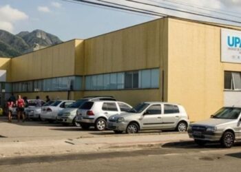 Médico é demitido após receitar ibuprofeno em doses perigosas para paciente