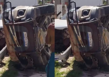 Viatura da PM capota durante perseguição em Alagoinhas