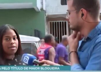 Repórter da Record fica constrangido com palavrões ao vivo em Salvador; ASSISTA