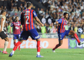 Com um a menos, Bahia sofre virada do Vasco e se afasta da briga pelo G-4