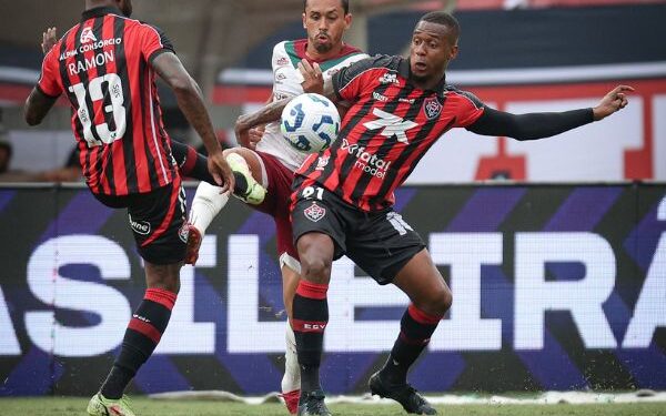 Dupla de volantes desfalca o Vitória contra o Grêmio em Porto Alegre