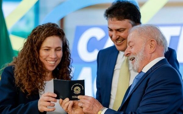 Lula sanciona ‘identidade do professor’ com descontos e benefícios