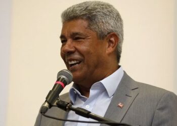 Jerônimo inaugura colégio ampliado em Inhambupe