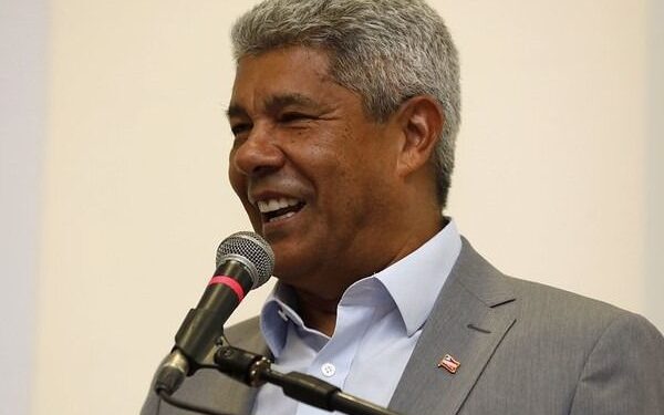 Jerônimo inaugura colégio ampliado em Inhambupe