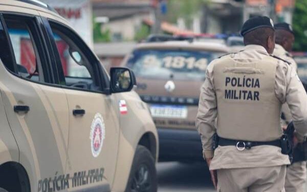Mulher é presa ao tentar invadir escola com arma falsa em Salvador