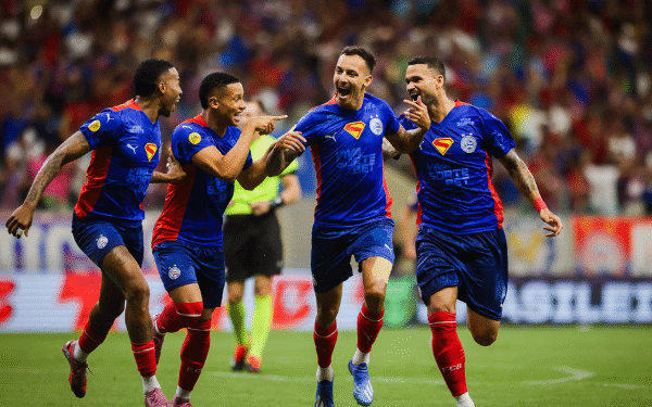 Bahia domina o Grêmio, aplica goleada na Fonte Nova e encosta no G-4