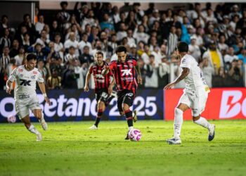 Em ‘jogo de seis pontos’, Vitória vence o Santos na Vila Belmiro