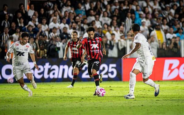 Em ‘jogo de seis pontos’, Vitória vence o Santos na Vila Belmiro