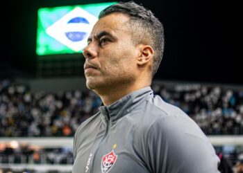 Jair Ventura completa um mês de trabalho e renova esperança do Vitória