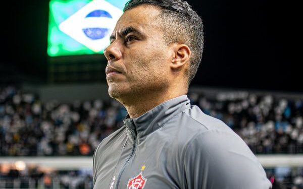 Jair Ventura completa um mês de trabalho e renova esperança do Vitória
