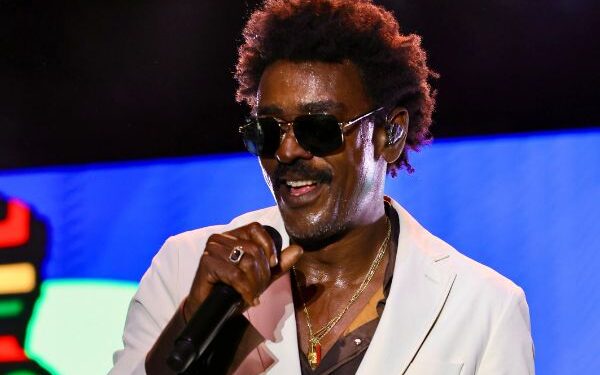 Seu Jorge mescla repertório com clássicos e novas músicas em Baile à La Baiana