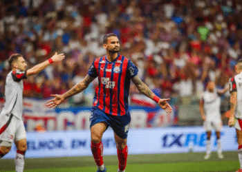 Bahia vence o Flamengo, quebra tabu e encosta no G-4 do Brasileirão