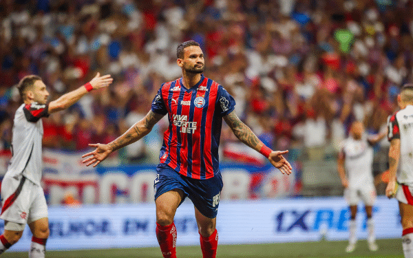 Bahia vence o Flamengo, quebra tabu e encosta no G-4 do Brasileirão