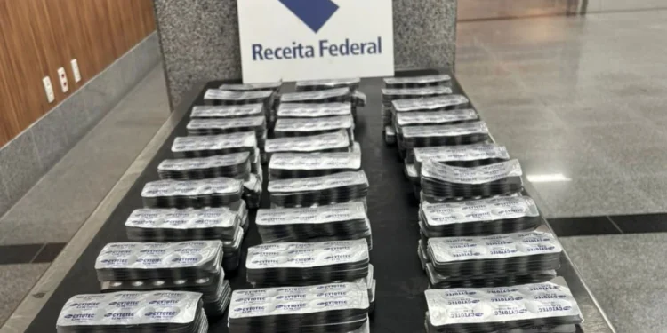 Idosa de Alagoinhas é flagrada com 9,5 mil comprimidos de remédio abortivo no Aeroporto de Salvador