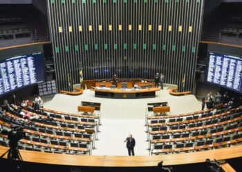 Câmara aprova ampliação gradual da licença-paternidade para 20 dias