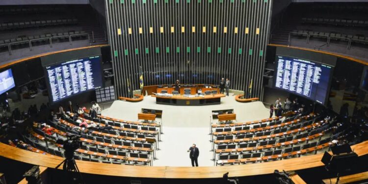 Câmara aprova ampliação gradual da licença-paternidade para 20 dias