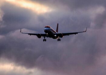 Avião cai próximo a aeroporto nos EUA e deixa ao menos sete mortos