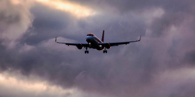 Avião cai próximo a aeroporto nos EUA e deixa ao menos sete mortos