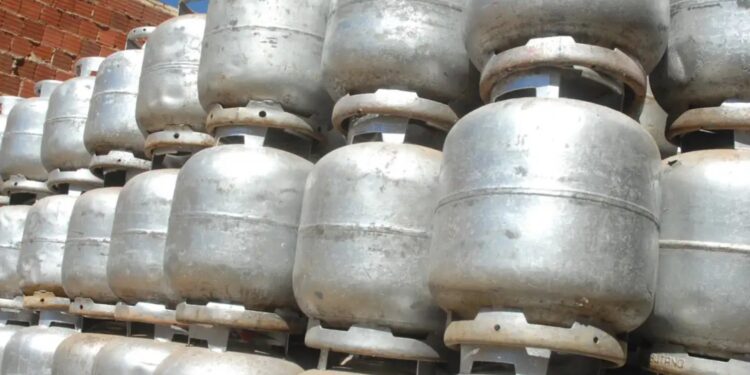 Recarga gratuita de gás começa nesta segunda-feira em Salvador e outras nove capitais