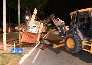 Prefeitura de Alagoinhas inicia trabalho de remoção de barracas abandonadas em espaços públicos