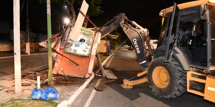 Prefeitura de Alagoinhas inicia trabalho de remoção de barracas abandonadas em espaços públicos