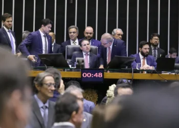 Câmara aprova projeto que aumenta salários de servidores em 24%