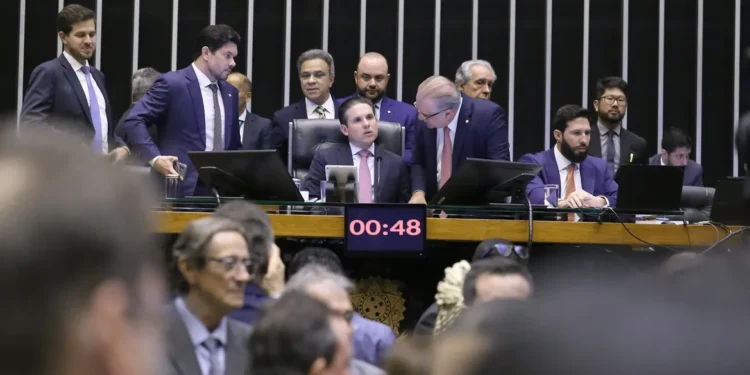 Câmara aprova projeto que aumenta salários de servidores em 24%