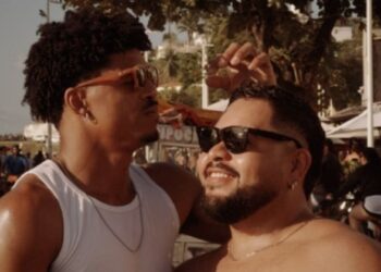 Cantor baiano reage a ataques homofóbicos após pedido de casamento