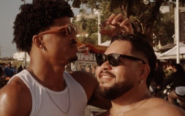 Cantor baiano reage a ataques homofóbicos após pedido de casamento