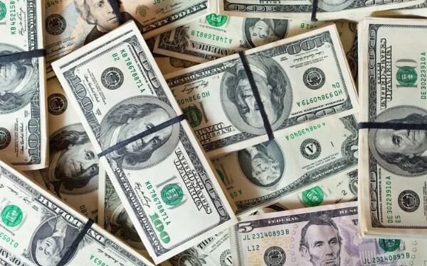 Dólar opera em baixa após surgir perspectiva de fim para paralisação nos EUA