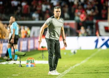 Técnico elogia o Vitória, mas lamenta ‘chance do jogo’ perdida por Renzo