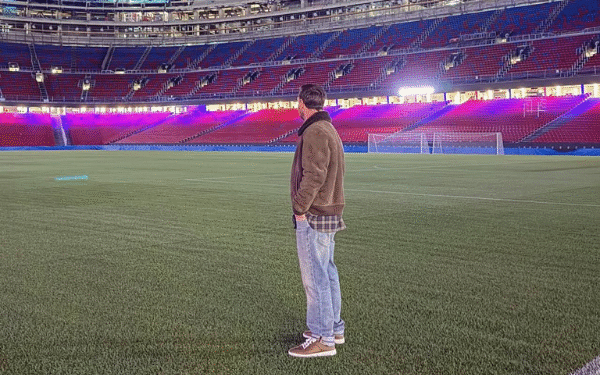 Messi visita Camp Nou reformado e revela desejo de voltar ao Barcelona