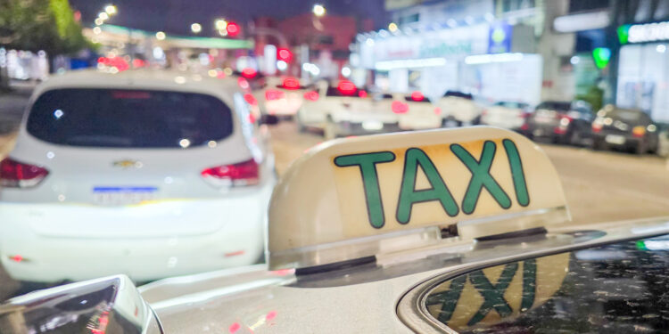 Lula sanciona lei que beneficia 300 mil taxistas no país; saiba o que muda