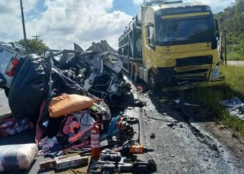 Colisão entre caminhão e caminhonete deixa um morto e um ferido na BR-101 em Alagoinhas