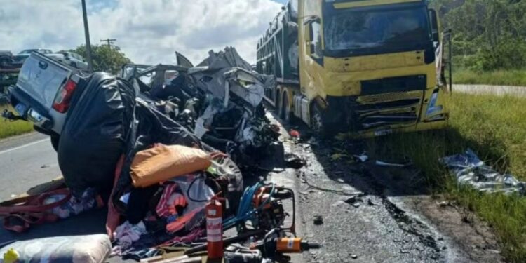 Colisão entre caminhão e caminhonete deixa um morto e um ferido na BR-101 em Alagoinhas