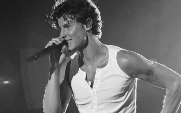 Em novo passeio com Ivete, Shawn Mendes é flagrado em terreiro; veja foto