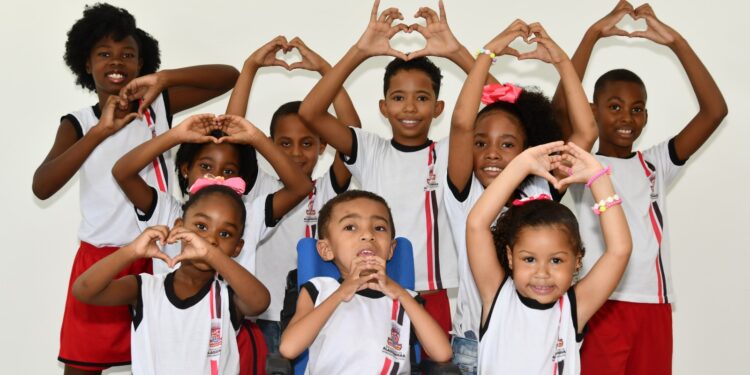 Alagoinhas recebe doação de notebooks da Petrobras para escolas municipais