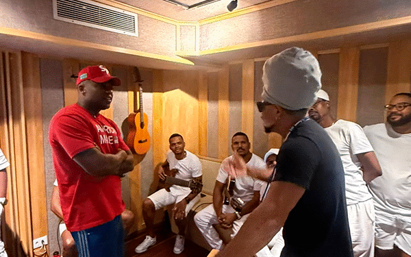 Escandurras grava música com Carlinhos Brown