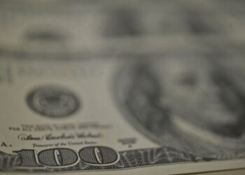 Dólar opera em baixa, acompanhando perdas da moeda no exterior