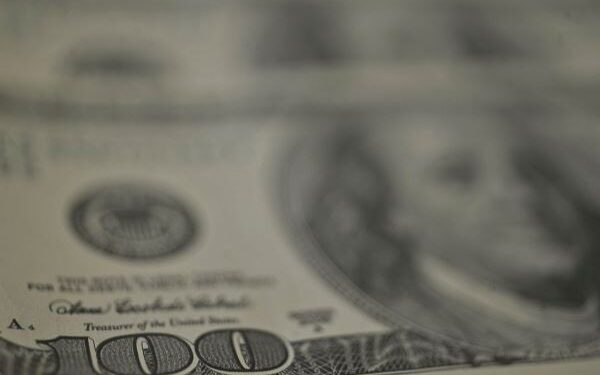 Dólar opera em baixa, acompanhando perdas da moeda no exterior