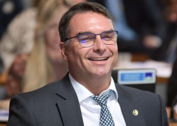 Flávio Bolsonaro arrecada mais de R$ 1 milhão para famílias de policiais mortos