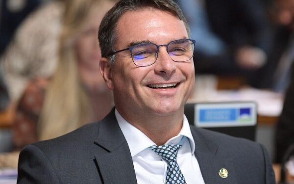 Flávio Bolsonaro arrecada mais de R$ 1 milhão para famílias de policiais mortos