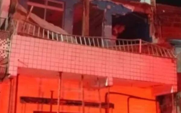 Desabamento de laje deixa mortos e feridos no bairro Mata Escura, em Salvador