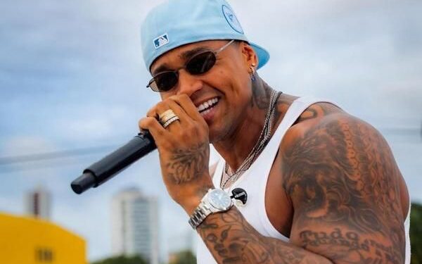 Léo Santana adia gravação do audiovisual por causa das fortes chuvas em Salvador