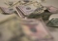 Dólar opera em baixa após decisão do Copom sobre taxa de juros