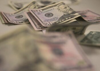 Dólar opera em baixa após decisão do Copom sobre taxa de juros