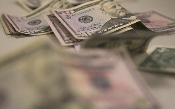 Dólar opera em baixa após decisão do Copom sobre taxa de juros